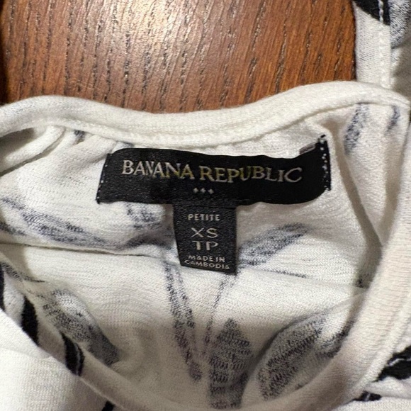 Banana Republic white blouse with black floral pattern. Size XS . Like New. - Picture 3 of 5